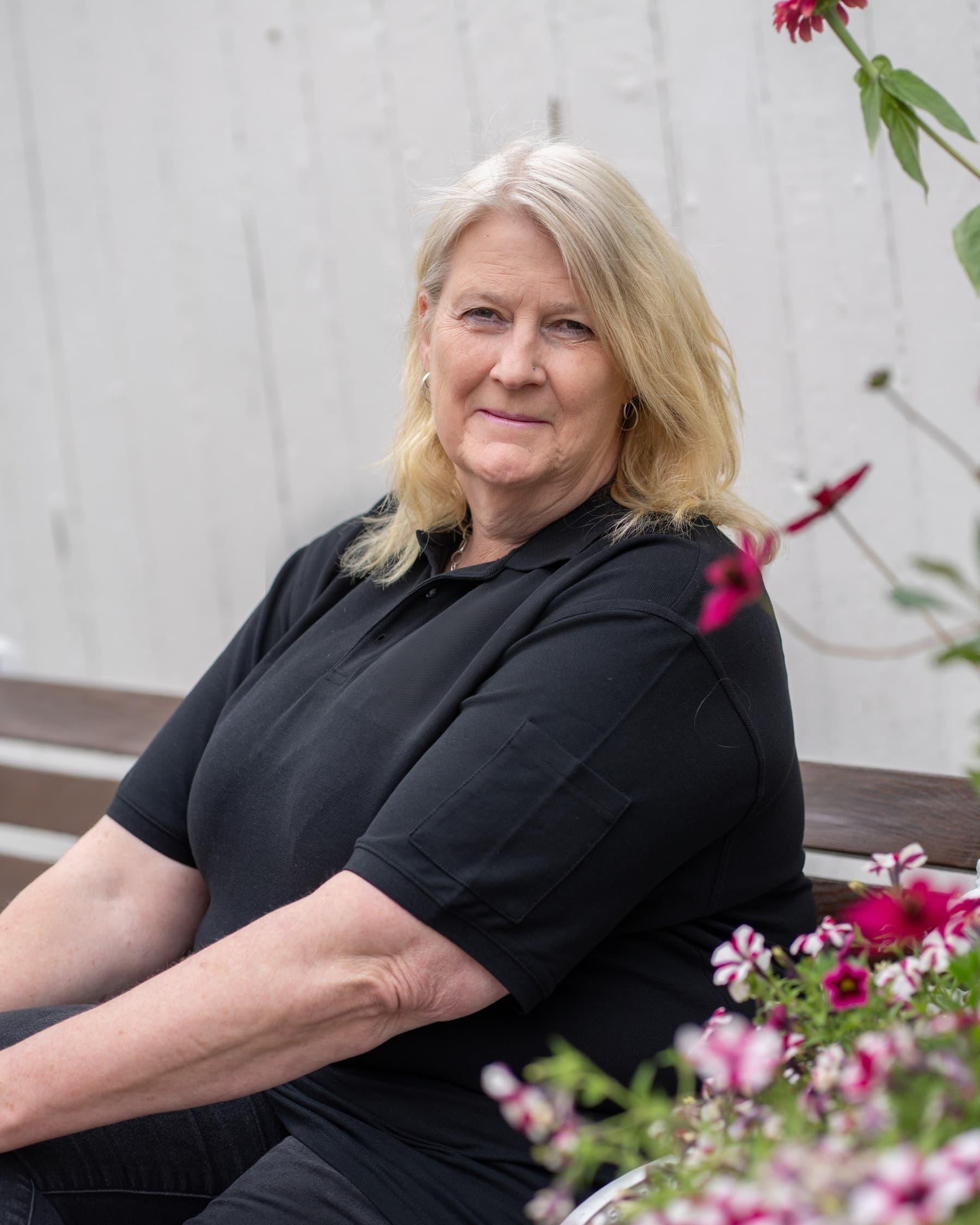 Eva-Louise Westelius sitter på en bänk utanför lokalen